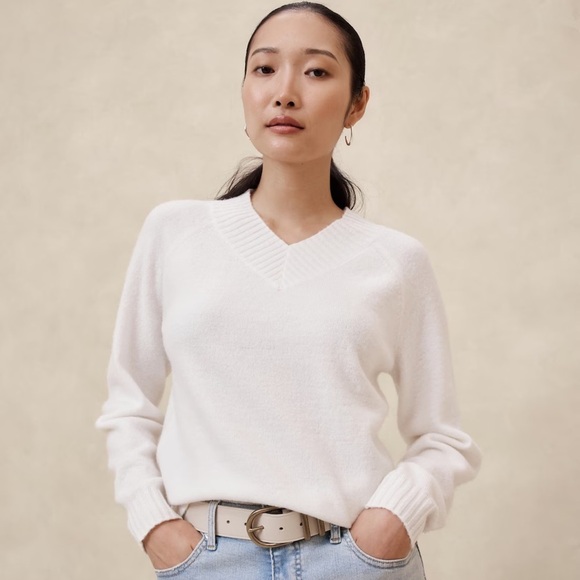 Banana Republic Factory Sweaters - NWT Banana Republic Cozy Alpaca V Neck Sweater in White size Small